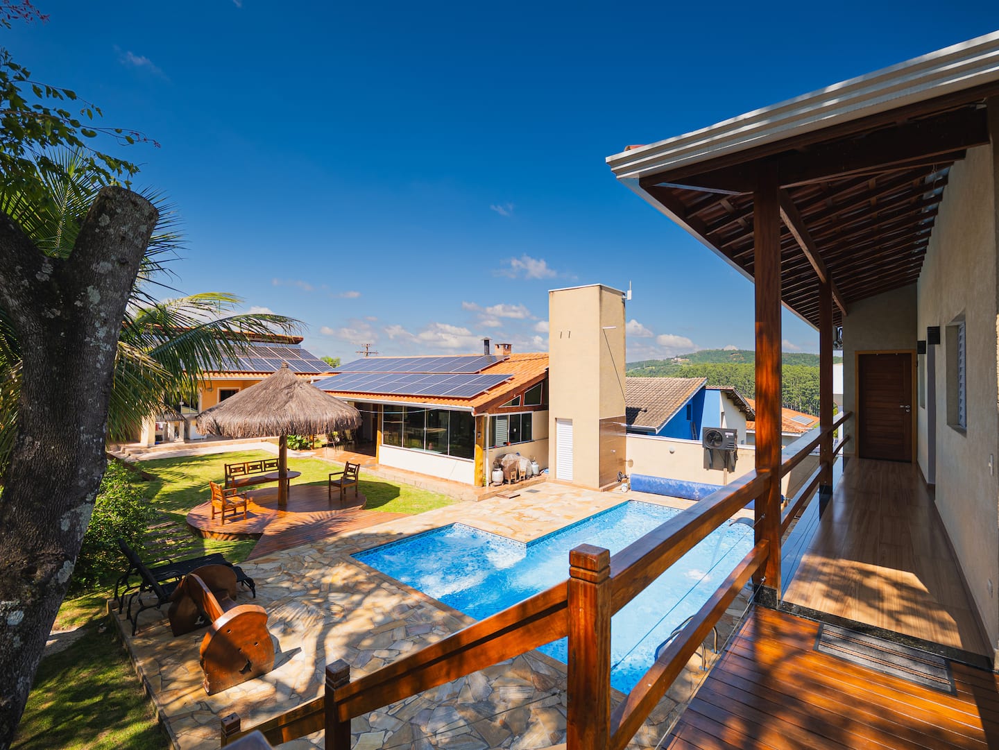 Sobrado visto do deck, de frente para a piscina