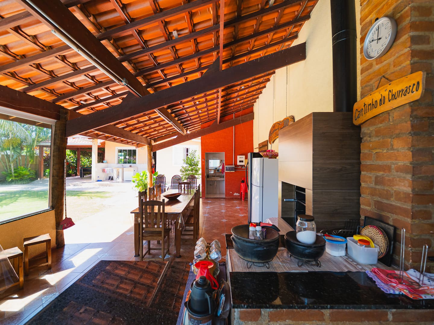 Mesa longa da área gourmet junto à churrasqueira