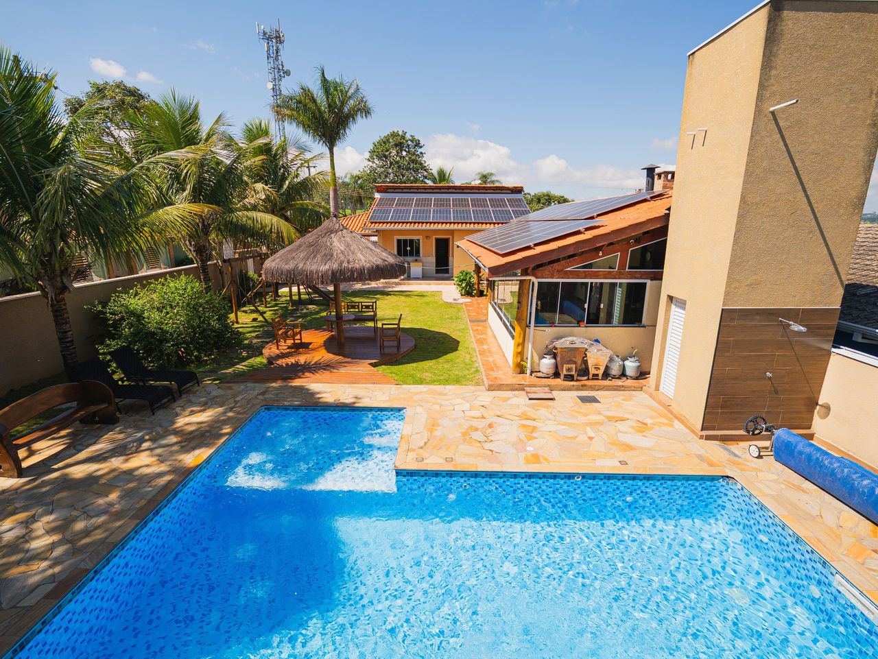 Vista da piscina aquecida, do quiosque e do jardim do Recanto Feliz Atibaia