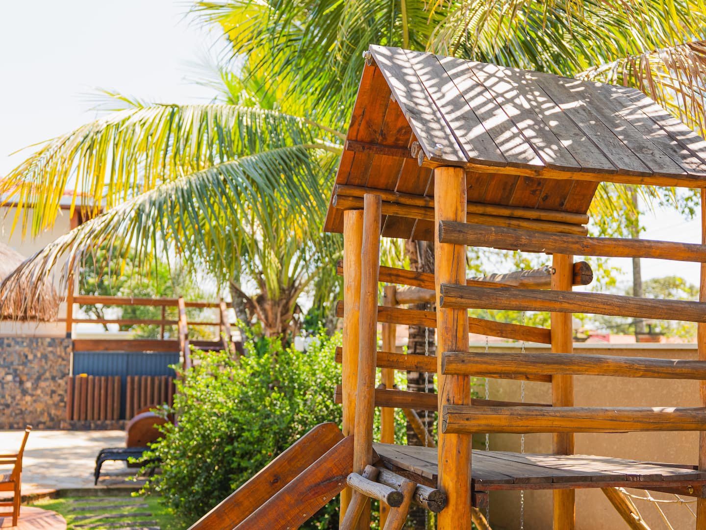 Playground de madeira no jardim