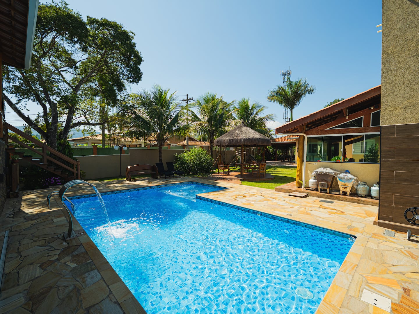 Piscina aquecida com hidromassagem em manhã de sol