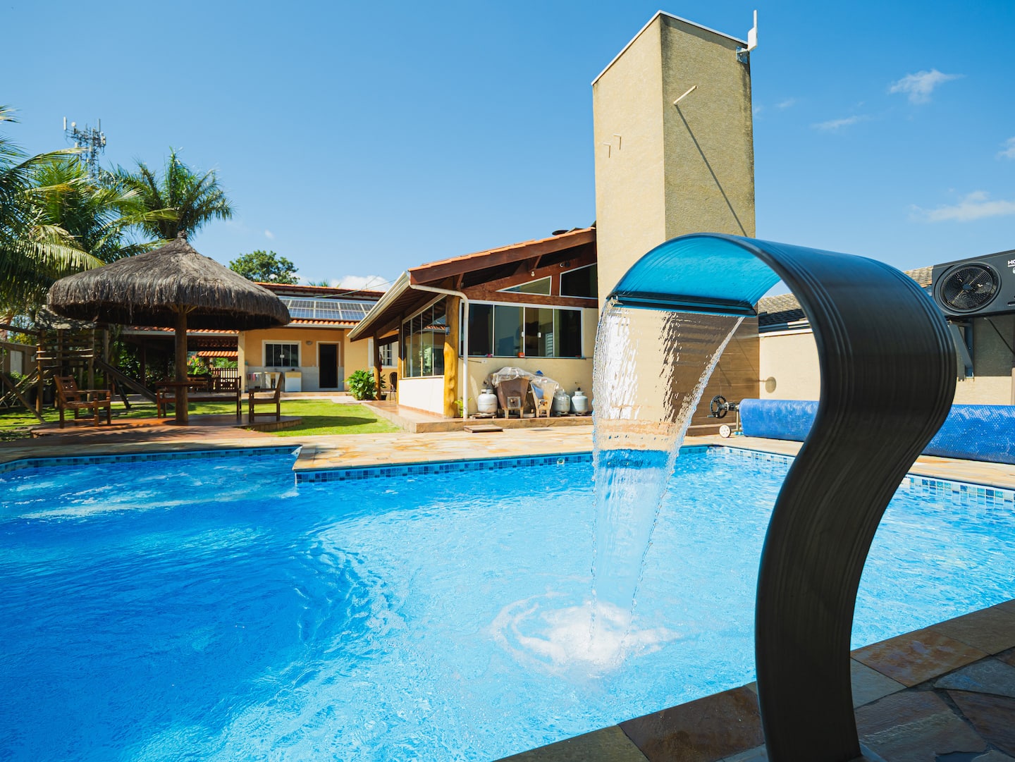 Cascata da piscina em funcionamento