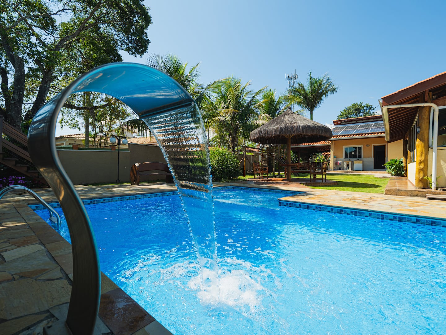 Vista ampla da piscina e da área externa