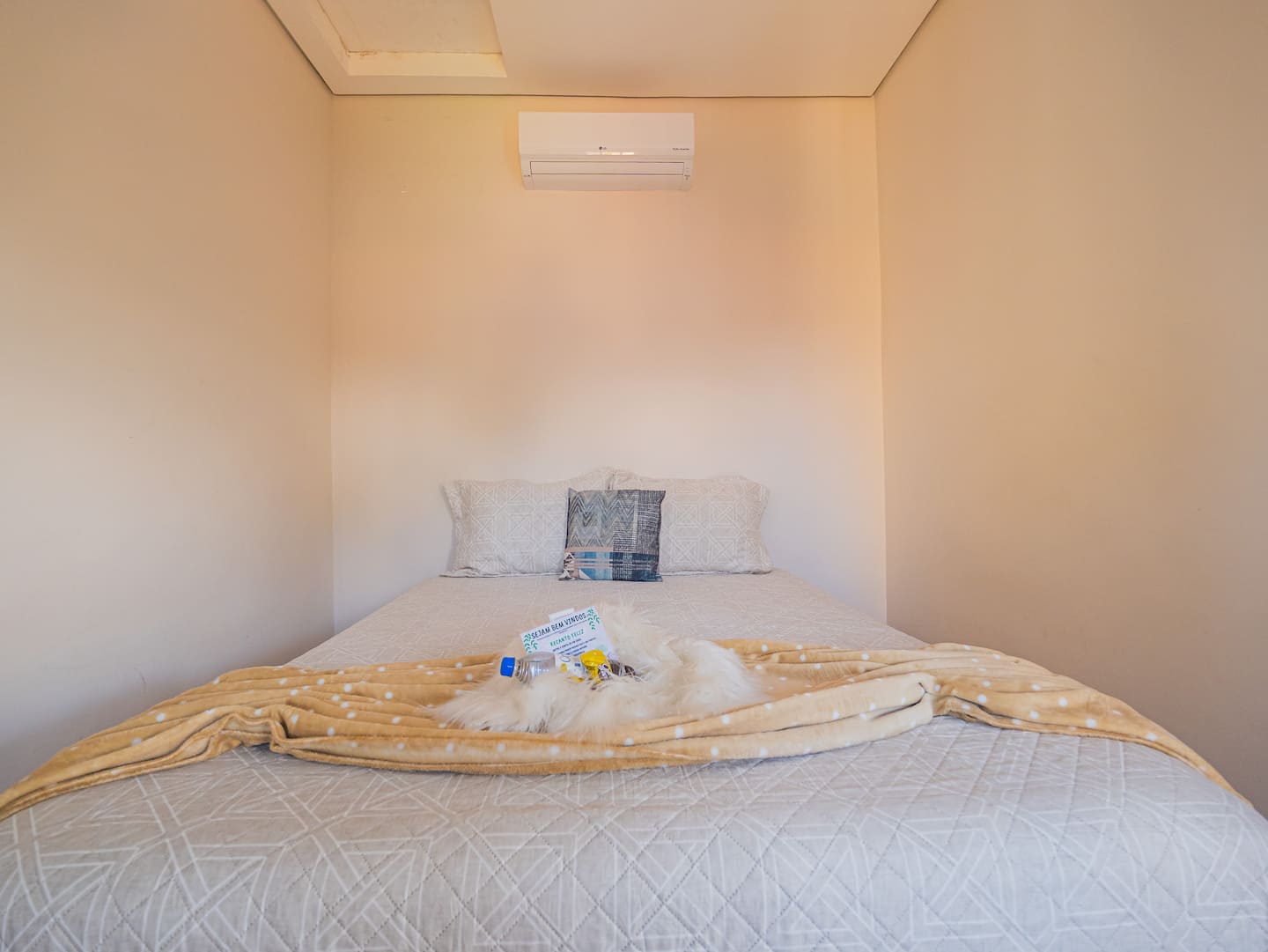 Quarto com cama queen, ar-condicionado e cortina blackout
